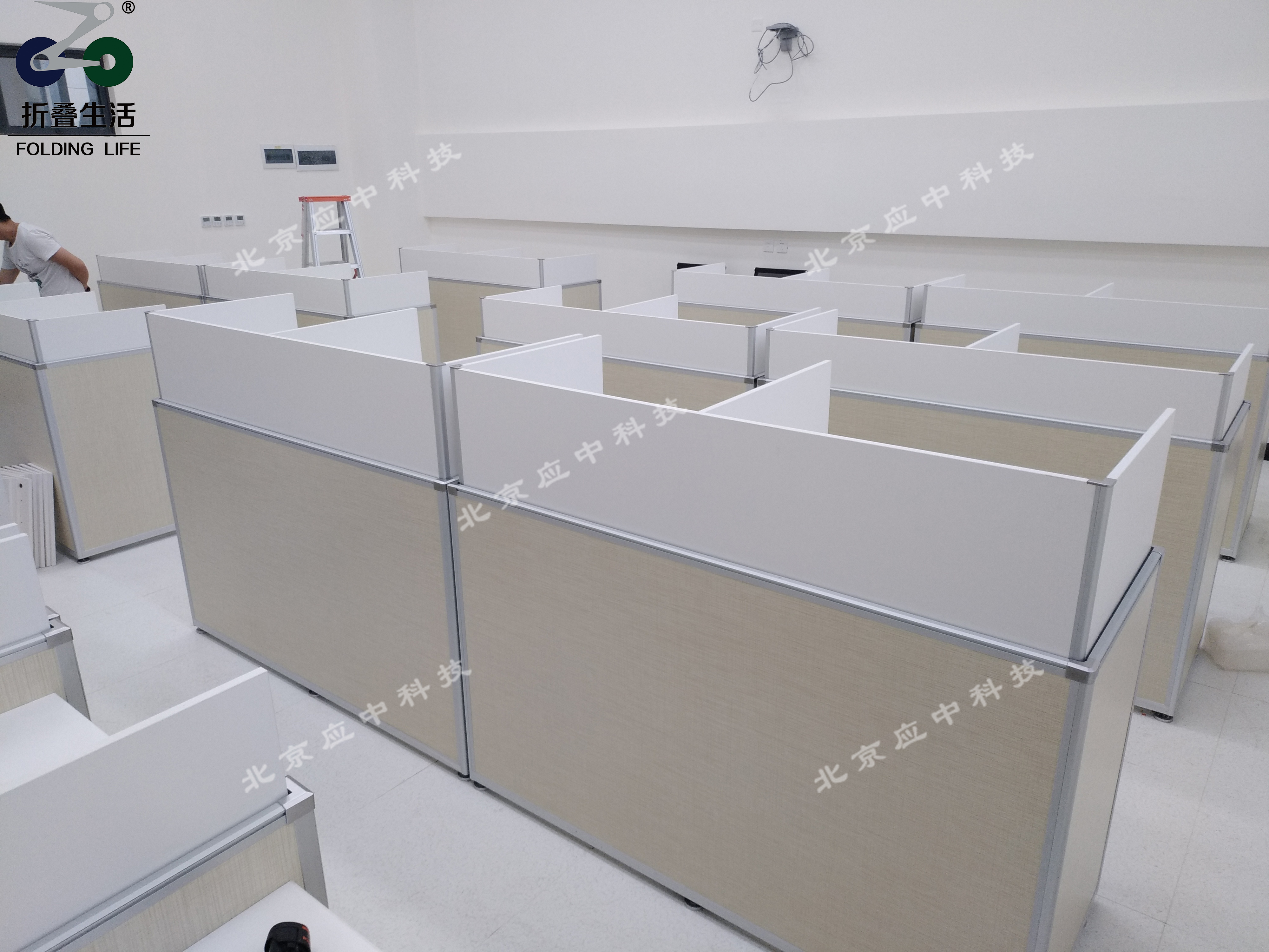 應中科技：智能升降屏風機考卡座成考場新標配